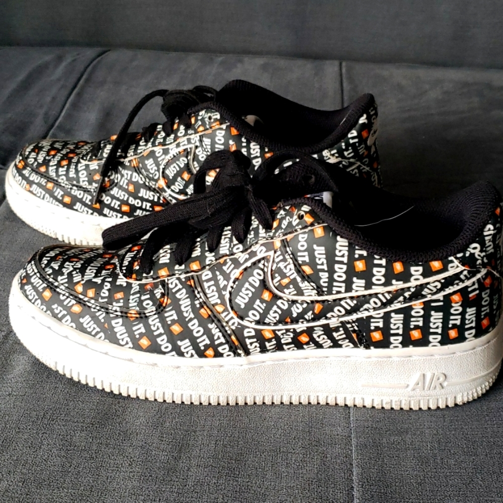 AIR FORCE 1 LOW '07 LV8 'JUST DO IT' BLACK  (WOMEN’S SIZE 8)